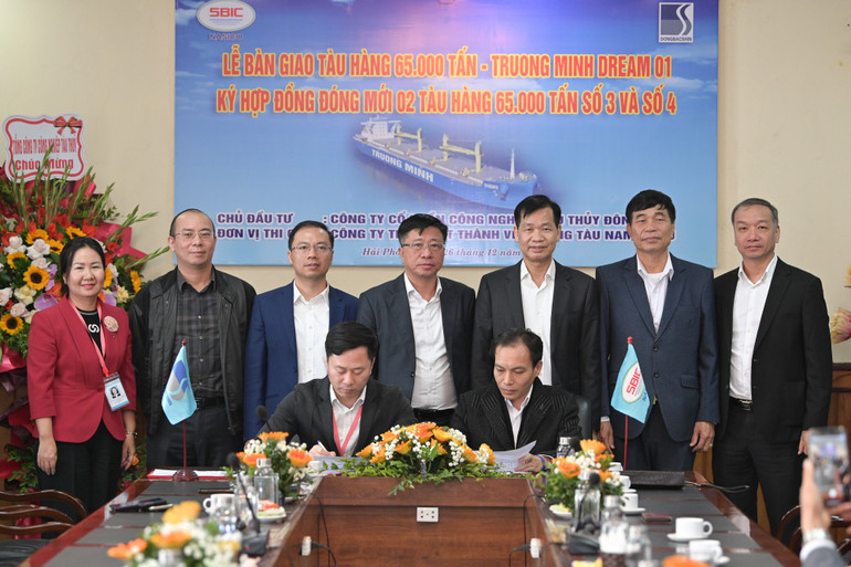 Đại diện Công ty đóng tàu Nam Triệu cùng Công ty công nghiệp tàu thủy Đông Bắc ký kết bàn giao và hợp đồng đóng mới 2 tàu hàng 65.000 tấn số 3 và 4. Đại diện Công ty đóng tàu Nam Triệu cùng Công ty công nghiệp tàu thủy Đông Bắc ký kết bàn giao và hợp đồng đóng mới 2 tàu hàng 65.000 tấn số 3 và 4.