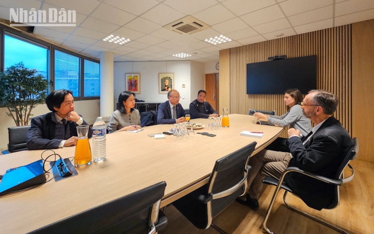 Đại sứ Đinh Toàn Thắng trao đổi với Thị trưởng thành phố Béziers Robert Ménard về các vấn đề giáo dục đại học, hợp tác kinh tế, giao lưu văn hóa và phát triển du lịch. (Ảnh: KHẢI HOÀN) Đại sứ Đinh Toàn Thắng trao đổi với Thị trưởng thành phố Béziers Robert Ménard về các vấn đề giáo dục đại học, hợp tác kinh tế, giao lưu văn hóa và phát triển du lịch. (Ảnh: KHẢI HOÀN)