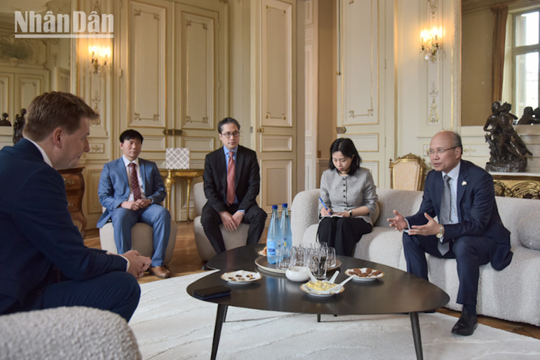 Ông François Xavier Lauch, Tỉnh trưởng tỉnh Hérault, đánh giá cao những đóng góp của cộng đồng người Việt cho sự phát triển kinh tế của địa phương. (Ảnh: MINH DUY) Ông François Xavier Lauch, Tỉnh trưởng tỉnh Hérault, đánh giá cao những đóng góp của cộng đồng người Việt cho sự phát triển kinh tế của địa phương. (Ảnh: MINH DUY)