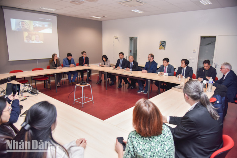 Đại sứ Đinh Toàn Thắng bày tỏ sự quan tâm tới chương trình giảng dạy của khoa có sinh viên Việt Nam đang theo học. (Ảnh: KHẢI HOÀN) Đại sứ Đinh Toàn Thắng bày tỏ sự quan tâm tới chương trình giảng dạy của khoa có sinh viên Việt Nam đang theo học. (Ảnh: KHẢI HOÀN)