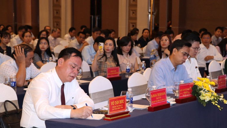 Phó Bí thư Tỉnh ủy, Chủ tịch Ủy ban nhân dân tỉnh Đồng Nai Võ Tấn Đức, cùng các đại biểu tham dự buổi gặp gỡ, đối thoại.