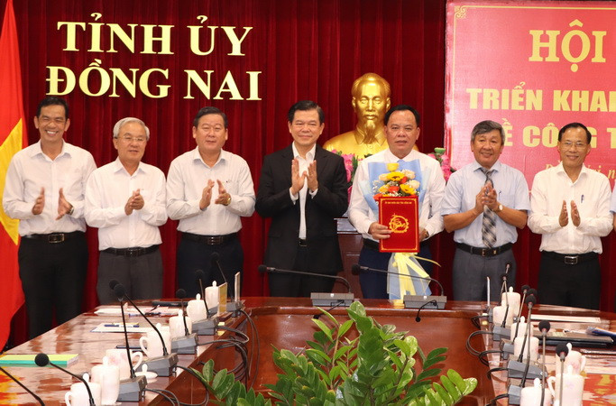 Bí thư Tỉnh ủy Đồng Nai Nguyễn Hồng Lĩnh và các đồng chí trong Ban Thường vụ Tỉnh ủy chúc mừng đồng chí Võ Tấn Đức nhận quyết định của Thủ tướng Chính phủ.