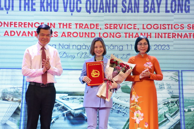 Lãnh đạo tỉnh Đồng Nai trao giấy chứng nhận đầu tư.