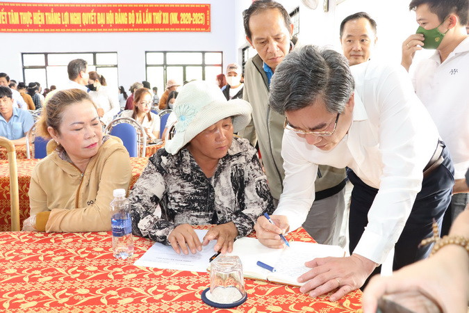 Bí thư Huyện ủy Long Thành Dương Minh Dũng tiếp nhận kiến nghị của người dân liên quan đến công tác bồi thường, giải phóng mặt bằng.