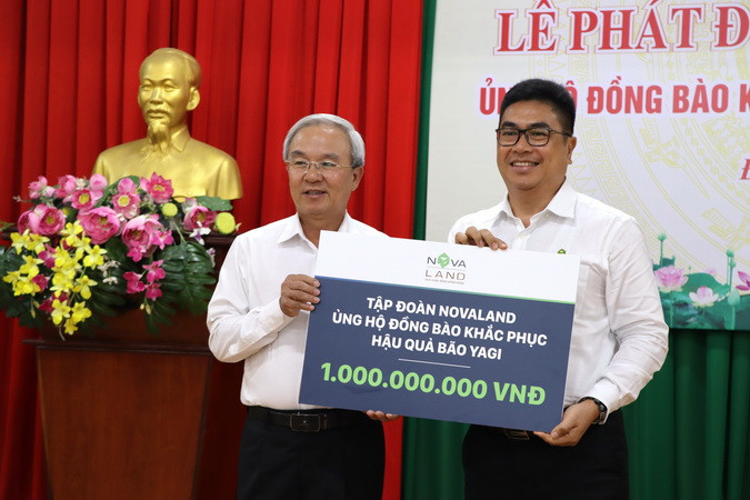 Đại diện Tập đoàn Novaland trao số tiền ủng hộ.
