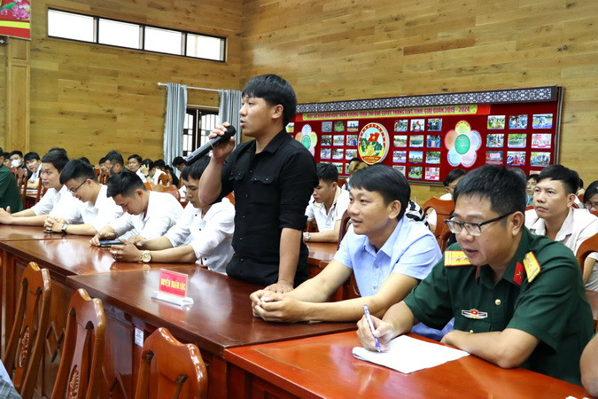 Thanh niên hoàn thành nghĩa vụ quân sự trở về địa phương nêu kiến nghị tại buổi đối thoại.