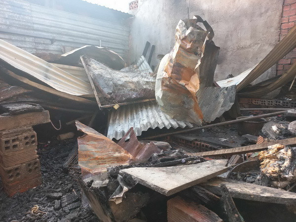 Vụ cháy khiến căn nhà bị sập, nhiều tài sản bị thiêu rụi hoàn toàn.