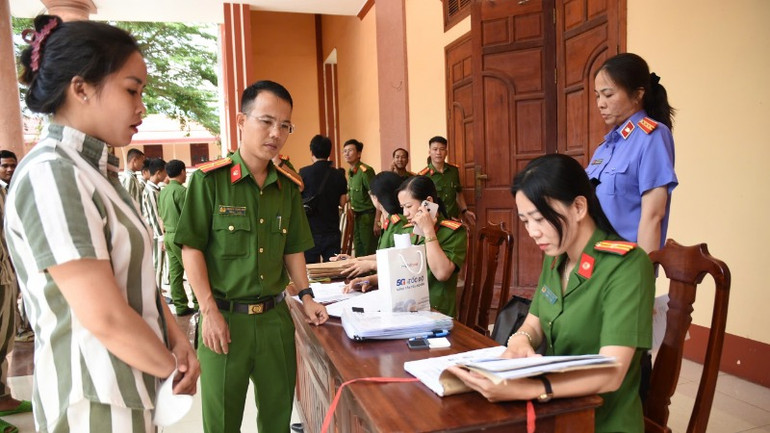 Cán bộ hướng dẫn cho người được đặc xá thực hiện các thủ tục ra trại.