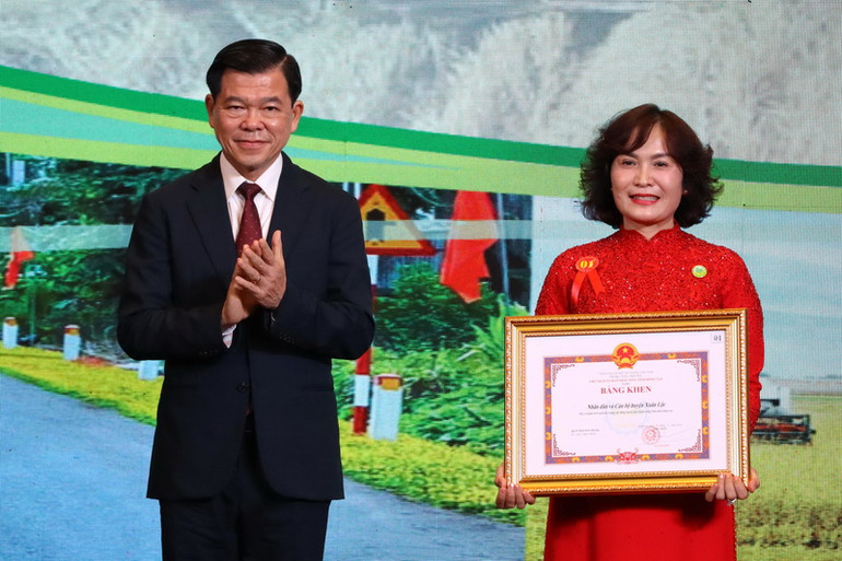 Bí thư Tỉnh ủy Đồng Nai Nguyễn Hồng Lĩnh trao khen thưởng cho Đảng bộ, chính quyền, nhân dân huyện Xuân Lộc đạt thành tích xuất sắc trong xây dựng nông thôn mới nâng cao.