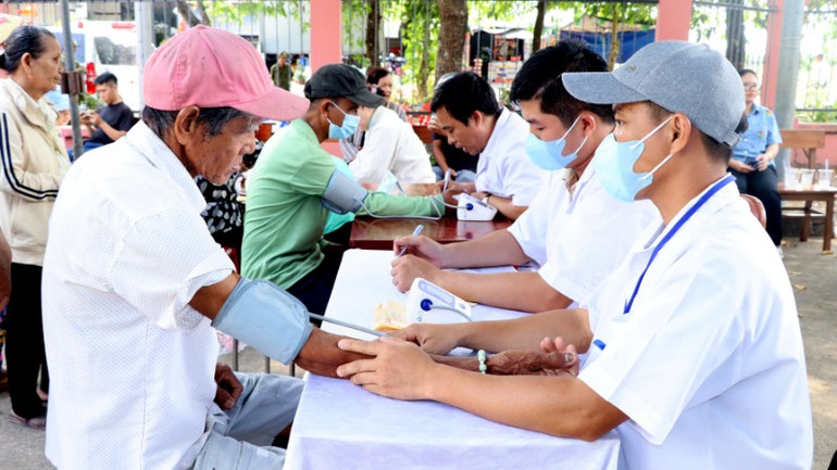 Khám bệnh cho đồng bào dân tộc thiểu số.