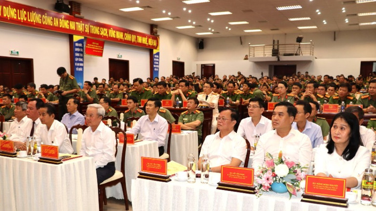 Các đồng chí trong Ban Thường vụ Tỉnh ủy Đồng Nai cùng đại biểu tham dự hội nghị. Các đồng chí trong Ban Thường vụ Tỉnh ủy Đồng Nai cùng đại biểu tham dự hội nghị.