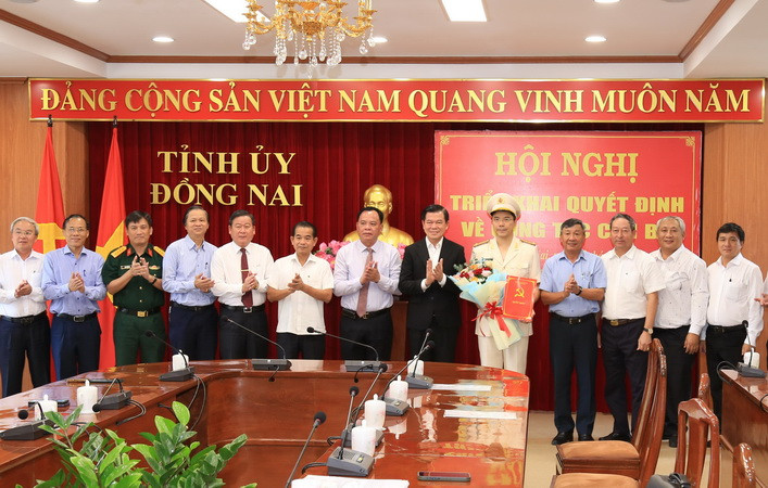 Các đại biểu tham dự hội nghị chúc mừng Đại tá Nguyễn Hồng Phong.