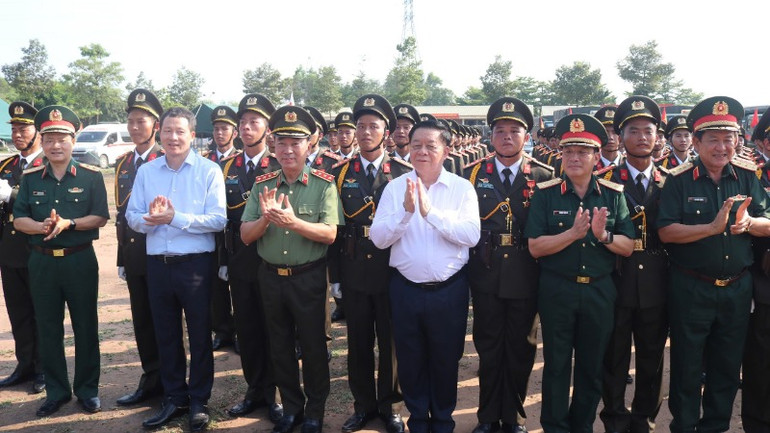 Đồng chí Nguyễn Trọng Nghĩa cùng lãnh đạo Bộ Công an, Bộ Quốc phòng, tỉnh Đồng Nai động viên cán bộ, chiến sĩ Công an nhân dân tại Trung đoàn Cảnh sát Cơ động Đông Nam Bộ.