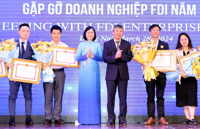 Lãnh đạo tỉnh Đồng Nai tặng Bằng khen cho các doanh nghiệp tiêu biểu có nhiều đóng góp cho địa phương.