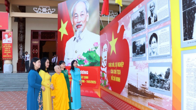 Các đại biểu tham quan triển lãm ảnh về cuộc đời, sự nghiệp của Chủ tịch Hồ Chí Minh.
