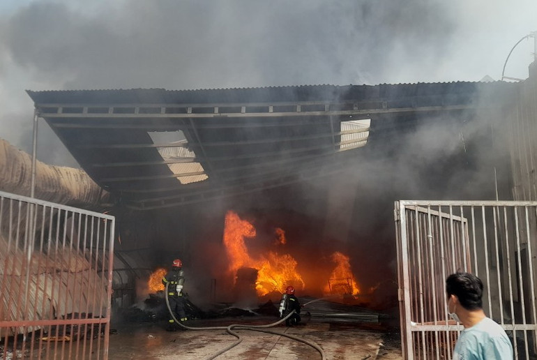 Ngọn lửa bùng phát từ bên trong một nhà xưởng.