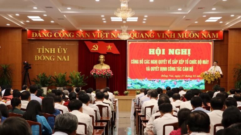 Bí thư Tỉnh ủy Đồng Nai Vũ Hồng Văn phát biểu chỉ đạo tại Hội nghị công bố các quyết định về sắp xếp tổ chức bộ máy ngày 27/2.