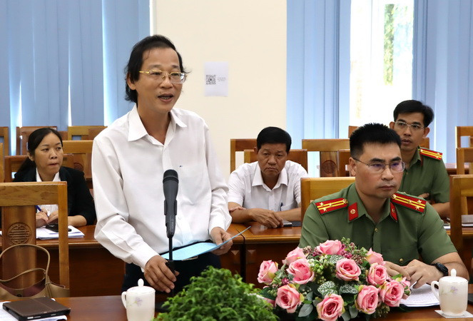 Đồng chí Bùi Quang Huy phát biểu tham luận tại hội thảo.