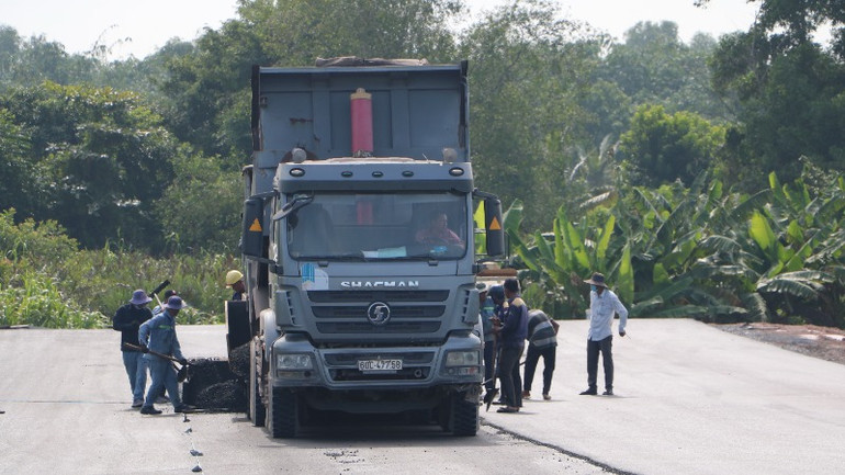 Thi công phần đắp gia tải và quan trắc lún đường đầu cầu phía mố M2, cầu Vàm Cát Sứt. Thi công phần đắp gia tải và quan trắc lún đường đầu cầu phía mố M2, cầu Vàm Cát Sứt.