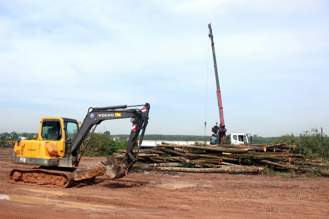 Vướng công tác giải phóng mặt bằng khiến Khu công nghiệp Hố Nai sau hơn 25 năm kể từ ngày thành lập vẫn chưa được đầu tư hạ tầng hoàn thiện. Vướng công tác giải phóng mặt bằng khiến Khu công nghiệp Hố Nai sau hơn 25 năm kể từ ngày thành lập vẫn chưa được đầu tư hạ tầng hoàn thiện.