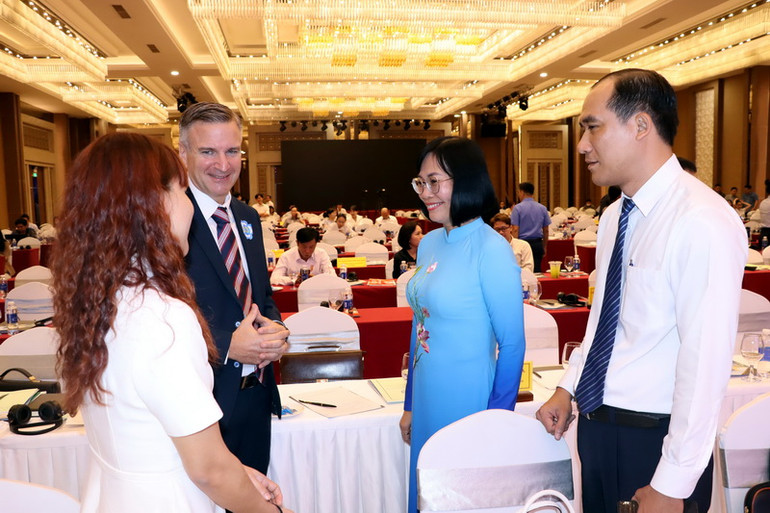 Phó Chủ tịch Ủy ban nhân dân tỉnh Đồng Nai Nguyễn Thị Hoàng (thứ 2 từ phải qua) trao đổi với doanh nghiệp FDI và khẳng định, chính quyền tỉnh luôn đồng hành cùng doanh nghiệp.