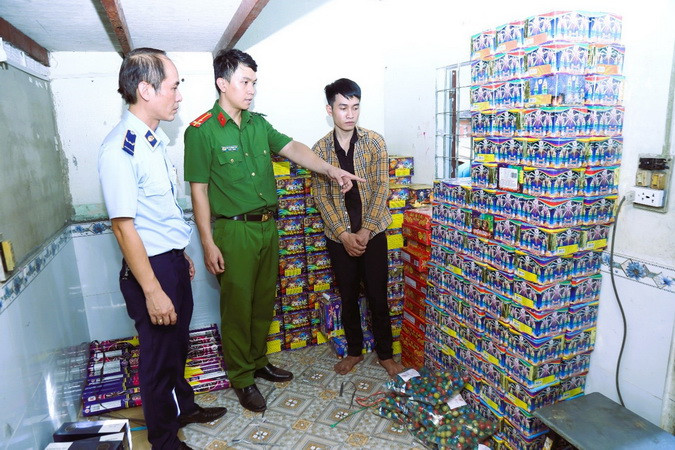 Lực lượng chức năng kiểm tra tang vật. Lực lượng chức năng kiểm tra tang vật.