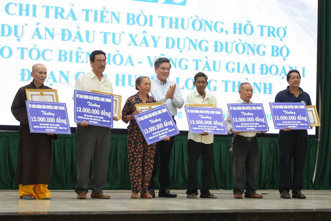 Đồng chí Dương Minh Dũng, Ủy viên Ban Thường vụ Tỉnh ủy Đồng Nai, Bí thư Huyện ủy Long Thành trao khen thưởng cho tổ chức, cá nhân. Đồng chí Dương Minh Dũng, Ủy viên Ban Thường vụ Tỉnh ủy Đồng Nai, Bí thư Huyện ủy Long Thành trao khen thưởng cho tổ chức, cá nhân.