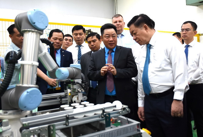 Đồng chí Trưởng Ban Tuyên giáo Trung ương Nguyễn Trọng Nghĩa cùng các đại biểu tham quan phòng thực hành Trường cao đẳng công nghệ quốc tế Lilama 2. Đồng chí Trưởng Ban Tuyên giáo Trung ương Nguyễn Trọng Nghĩa cùng các đại biểu tham quan phòng thực hành Trường cao đẳng công nghệ quốc tế Lilama 2.