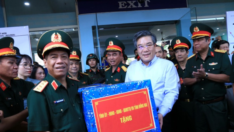 Đồng chí Dương Minh Dũng, Ủy viên Ban Thường vụ Tỉnh ủy, Phó Chủ tịch Ủy ban nhân dân tỉnh Đồng Nai, tặng quà động viên lực lượng tham gia diễu binh, diễu hành.