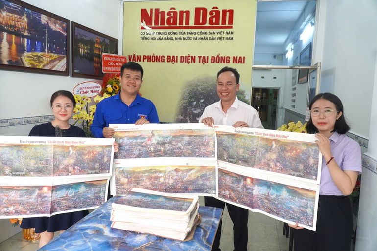 Đoàn viên thanh niên tỉnh Đồng Nai hào hứng đón nhận tranh panorama "Chiến dịch Điện Biên Phủ".