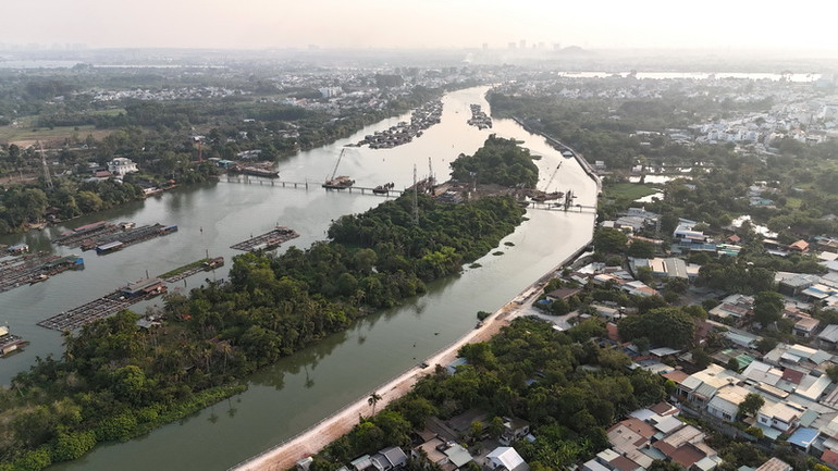 Dự án đường ven sông Cái với đường trục trung tâm thành phố Biên Hòa giao nhau tại khu vực cầu Thống Nhất.