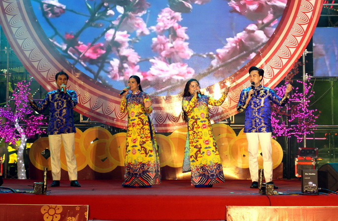 Một tiết mục văn nghệ do Nhà hát Nghệ thuật Đồng Nai biểu diễn tại lễ khai mạc đường hoa Nguyễn Văn Trị.