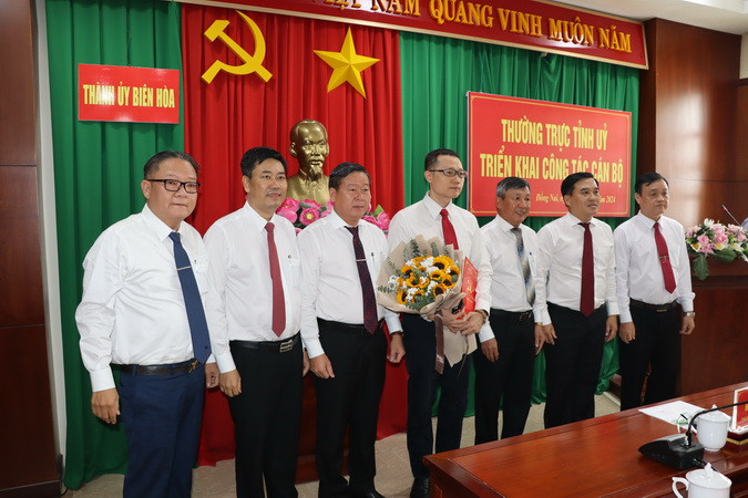 Các đồng chí lãnh đạo tỉnh Đồng Nai và thành phố Biên Hòa chúc mừng Phó Bí thư Thành ủy Nguyễn Phong An.