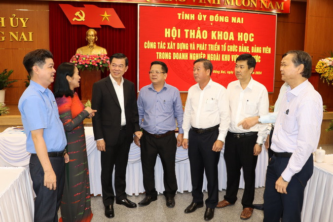 Bí thư Tỉnh ủy Đồng Nai Nguyễn Hồng Lĩnh, Trưởng Ban Tổ chức Tỉnh ủy Đào Văn Phước và các đại biểu trao đổi bên lề một Hội thảo khoa học.