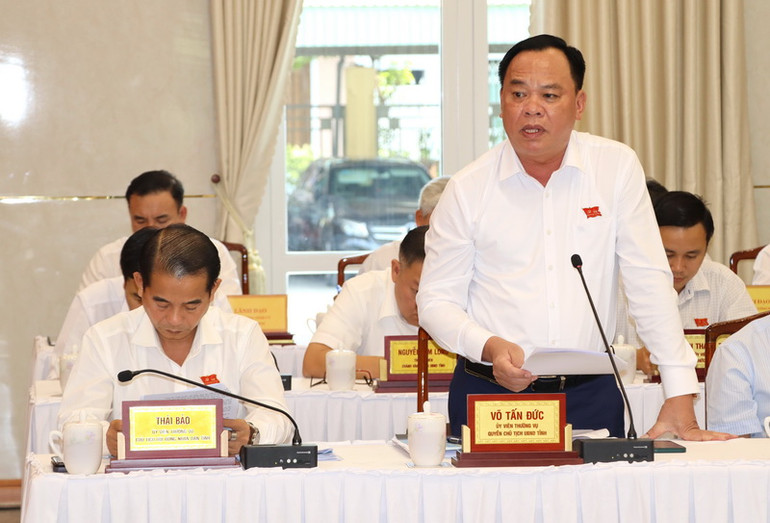 Quyền Chủ tịch Ủy ban nhân dân tỉnh Đồng Nai Võ Tấn Đức yêu cầu các đơn vị minh bạch hóa các thủ tục để cải thiện môi trường đầu tư.