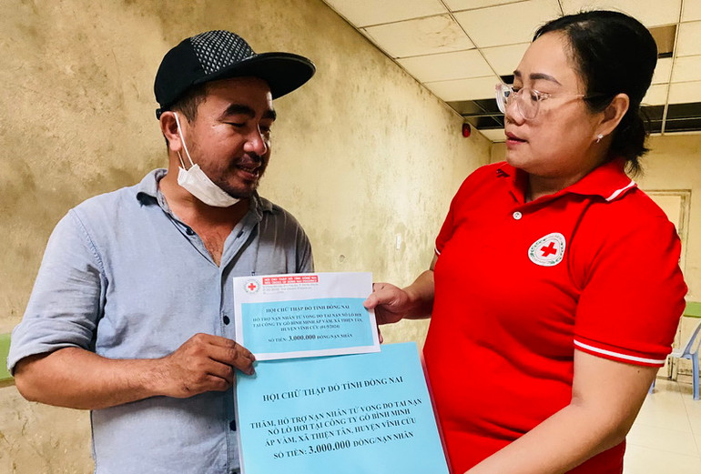 Lãnh đạo Hội Chữ thập đỏ tỉnh Đồng Nai trao số tiền hỗ trợ cho thân nhân người bị tử vong.