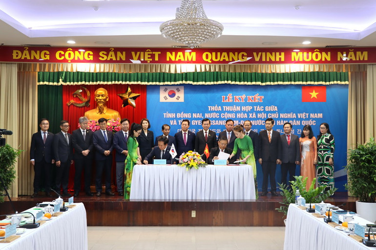 Chủ tịch Ủy ban nhân dân huyện Thống Nhất Mai Văn Hiền và Quận Trưởng chính quyền quận Geochang ông Koo In Mo đã ký kết bản thỏa thuận hợp tác giữa hai bên về lao động.