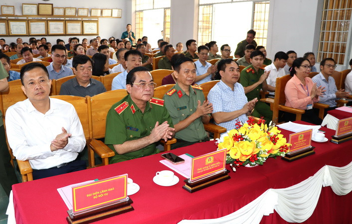 Lãnh đạo các Cục A03, C06, Bộ Công an và lãnh đạo Công an tỉnh Đồng Nai tham dự lễ ra mắt tại phường Tân Mai.