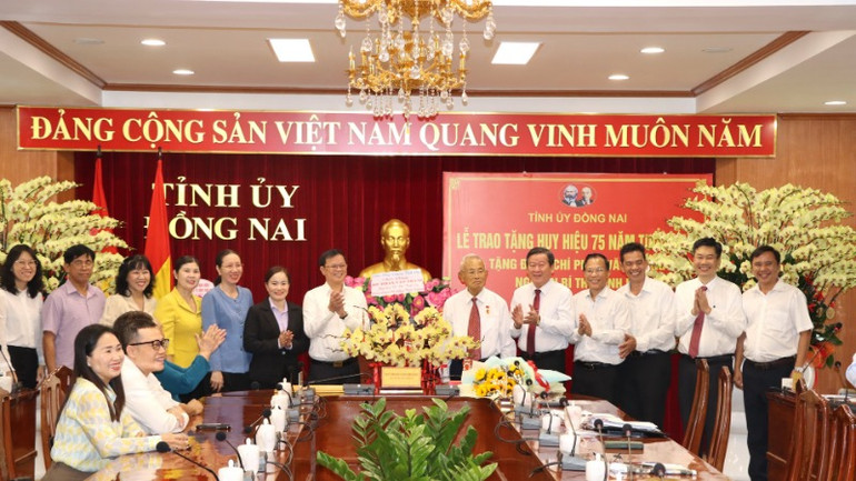 Lãnh đạo các ban Đảng và Văn phòng Tỉnh ủy chúc mừng đồng chí Phan Văn Trang.