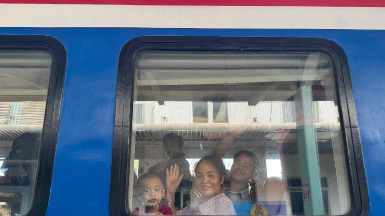 Công nhân trên tàu vẫy tay chào về quê đón Tết. Công nhân trên tàu vẫy tay chào về quê đón Tết.