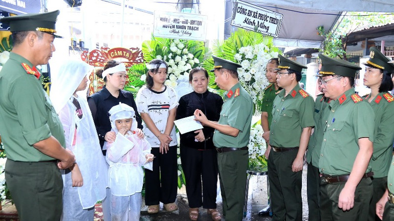 Đại tá Trần Tiến Đạt, Phó Giám đốc Công an tỉnh Đồng Nai, cùng Đoàn công tác của Công an tỉnh thăm hỏi, động viên thân nhân gia đình anh Huỳnh Trí Phúc.