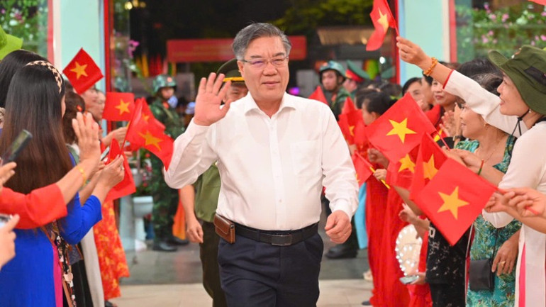 Lãnh đạo tỉnh Đồng Nai có mặt tại ga Biên Hòa tiễn các đoàn.