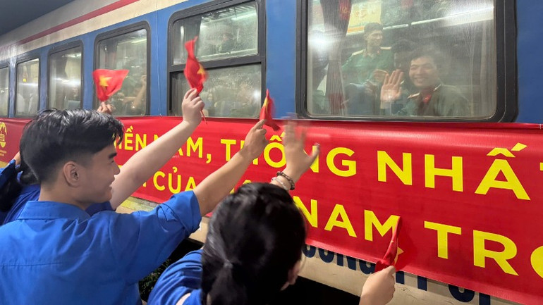 Đoàn viên tỉnh Đồng Nai tiễn cán bộ, chiến sĩ.