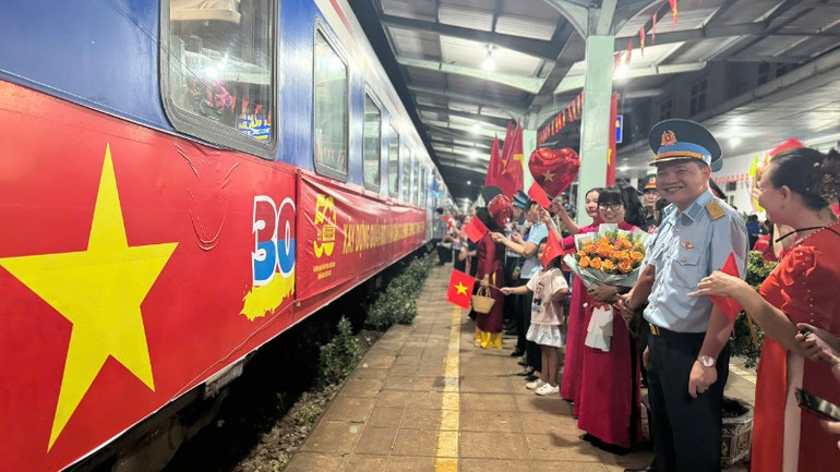 Đông đảo người dân tỉnh Đồng Nai có mặt tại ga Biên Hòa tiễn các đoàn.