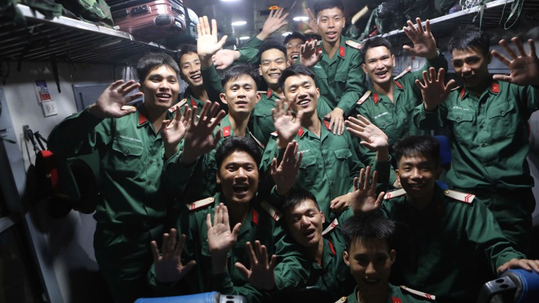 Các chiến sĩ phấn khởi trên tàu.