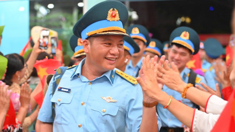 Cán bộ, chiến sĩ cảm động trước những tình cảm của người dân địa phương tại ga Biên Hòa.