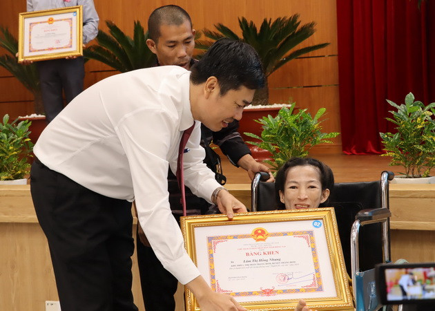 Chánh Văn phòng Tỉnh ủy Đồng Nai Viên Hồng Tiến trao Bằng khen cho cá nhân.