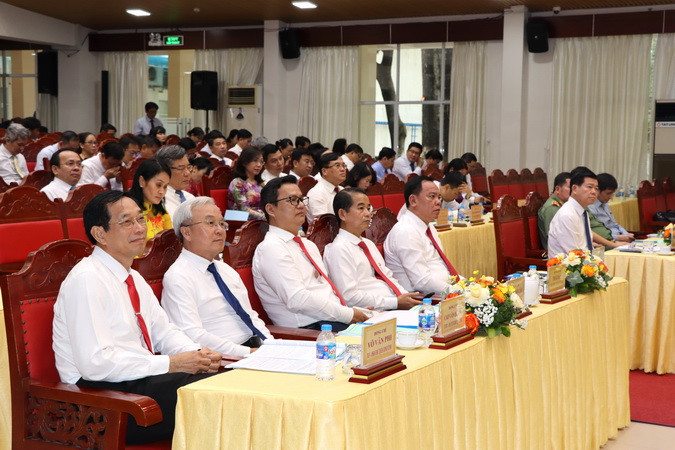 Các đồng chí lãnh đạo tỉnh Đồng Nai và đại biểu tham dự lễ công bố Nghị quyết của Ủy ban Thường vụ Quốc hội về việc sắp xếp đơn vị hành chính cấp xã của tỉnh Đồng Nai giai đoạn 2023-2025.