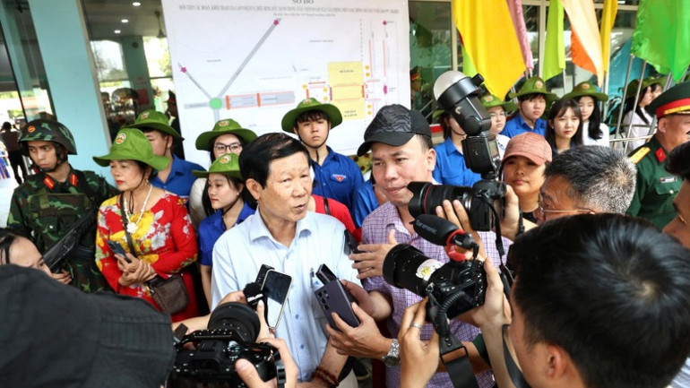 Ông Võ Quang Ngọc chia sẻ cảm xúc với các phóng viên, nhà báo.