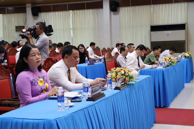 Các đồng chí lãnh đạo tỉnh Đồng Nai tham dự kỳ họp. Các đồng chí lãnh đạo tỉnh Đồng Nai tham dự kỳ họp.